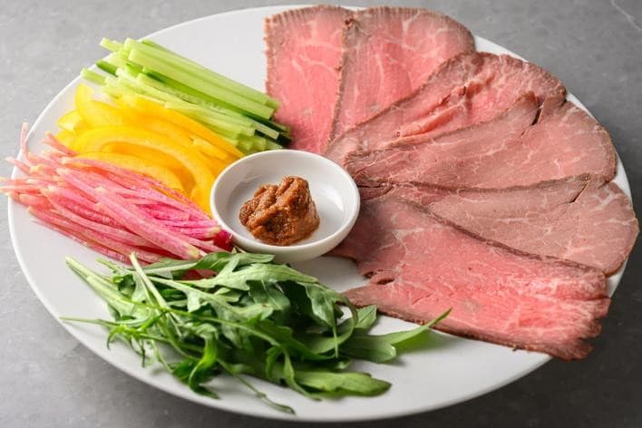 旬の彩り野菜と和牛の冷製ローストビーフ 仙台味噌